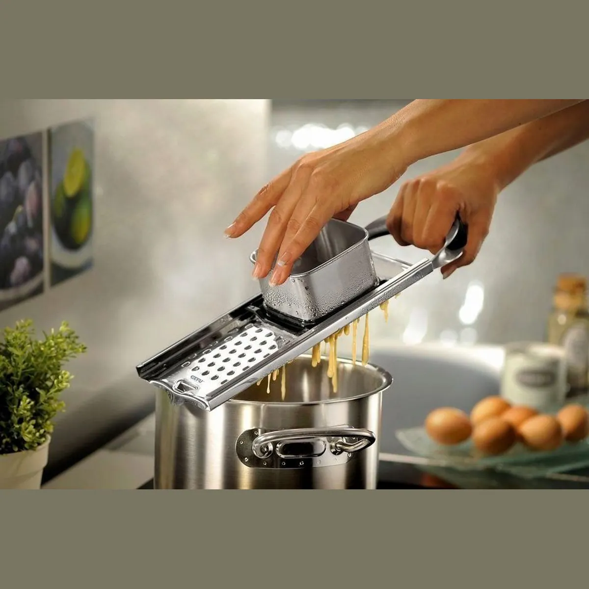 GEFU Spätzlehobel TRADIZIONE, Edelstahl, rutschsicher, ergonomisch 3