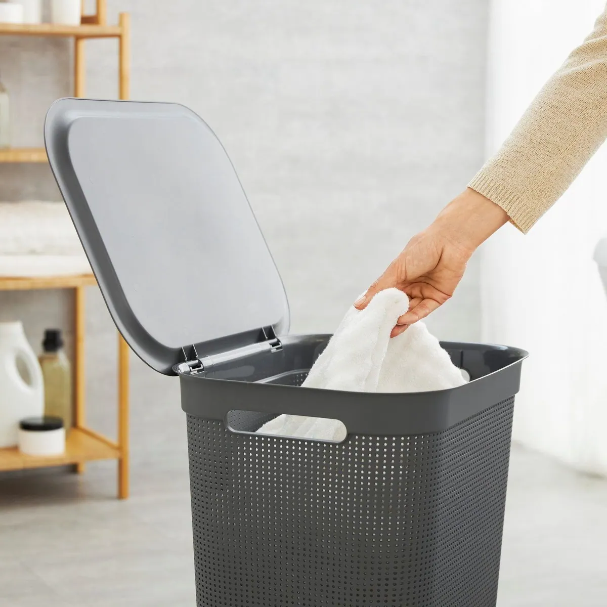 Rotho Wäschekorb Brisen 50l, praktische Griffe und Deckel — für optimale Wäscheaufbewahrung 2