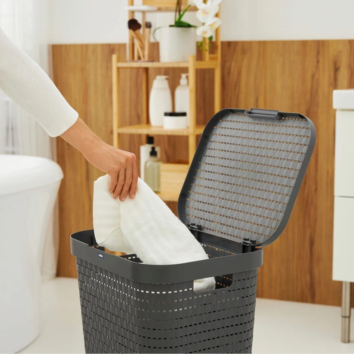Rotho COUNTRY Wäschekorb, 55 l, mit Deckel und Tragegriffen – elegante Rattan-Optik, verbesserte Belüftung 2